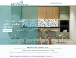 screenshot-einer-website-eines-kuechenglashintergrundes