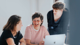 drei-frauen-aus-e-k-team-lachen-sich-an