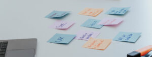 binte-postits-auf-weißem-tisch