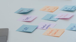 binte-postits-auf-weißem-tisch